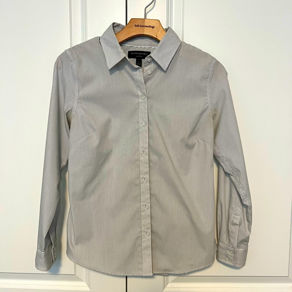 Banana Republic
Light grey collared button down shirt
Tailored fit